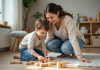 Principes de la discipline positive : comment les appliquer efficacement ? Femme et enfant jouant avec des blocs en bois dans un salon chaleureux
